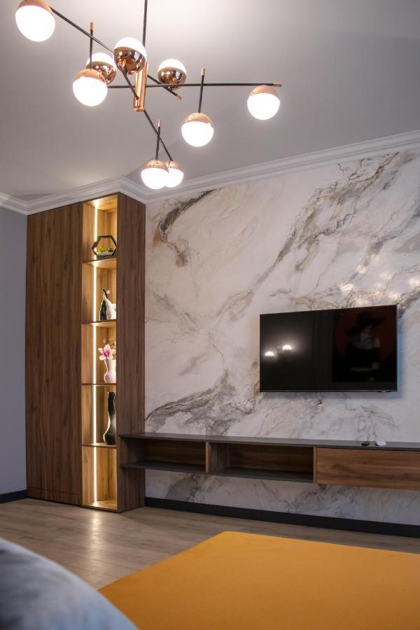 Royal 2 Apartments On Shevchenka 38 Str リヴィウ エクステリア 写真