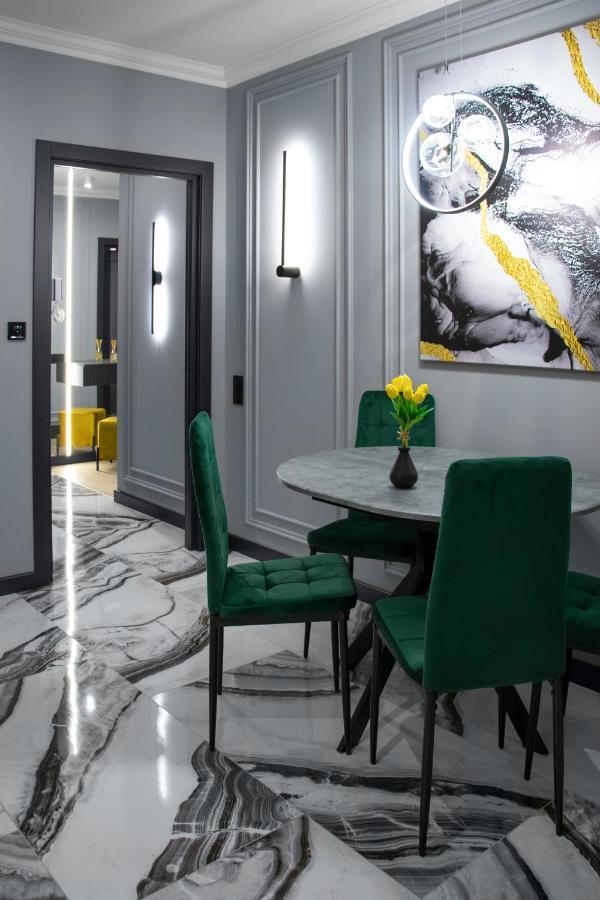 Royal 2 Apartments On Shevchenka 38 Str リヴィウ エクステリア 写真