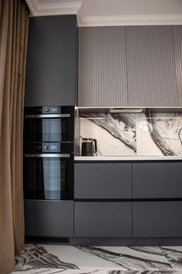 Royal 2 Apartments On Shevchenka 38 Str リヴィウ エクステリア 写真